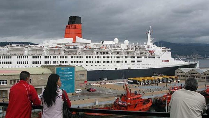 El &quot;Queen Elisabeth 2&quot;, en una imagen tomada desde la terraza del_Centro Comecial_A Laxe, donde se congregó una multitud de curiosos para ver el crucero.