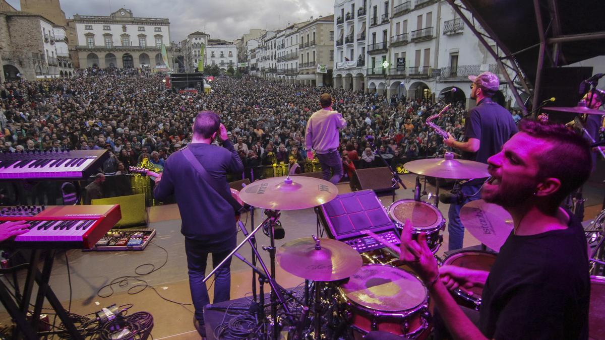 Uno de los grupos actúa en la plaza Mayor durante una edición de Womad en Cáceres.
