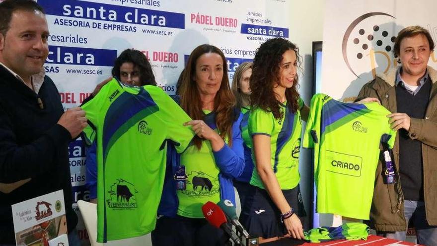 Los patrocinadores recibieron una camiseta del club Pádel Duero.