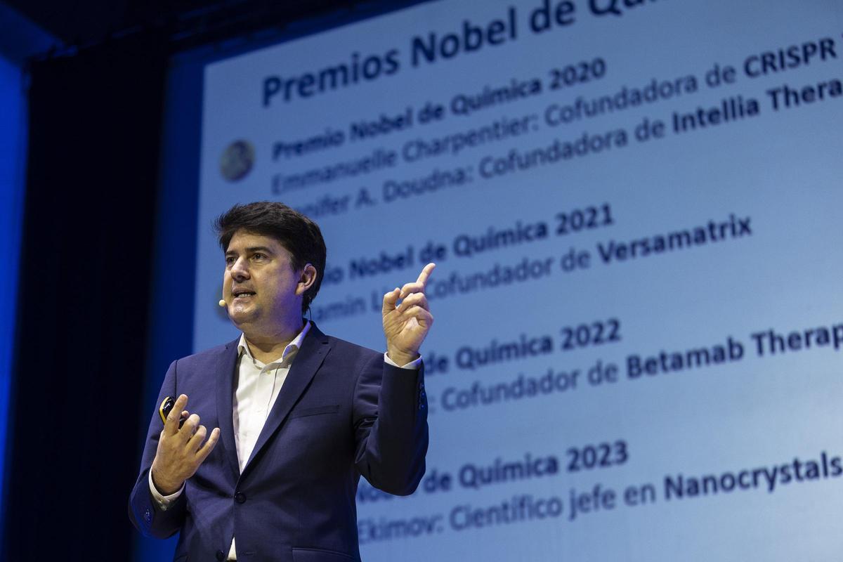 El catedrático de la UA Javier García, en un foro sobre IA