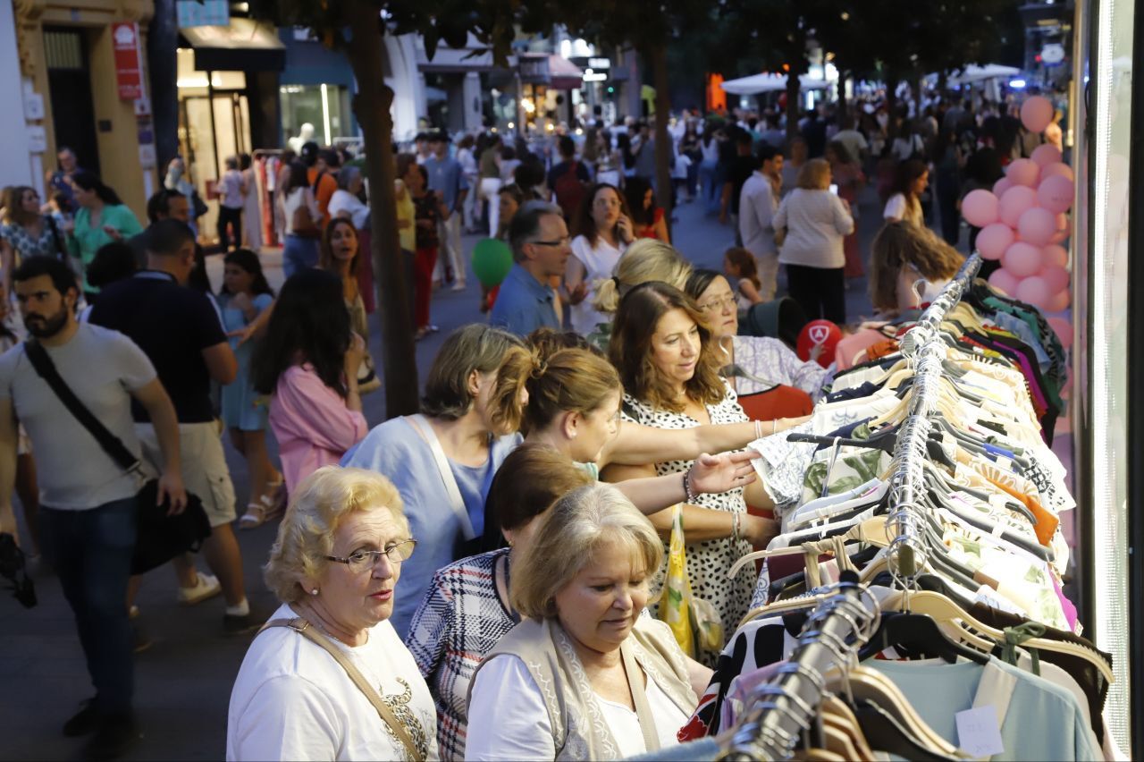 El centro de Córdoba se llena de ambiente en la Shopping Night 2025