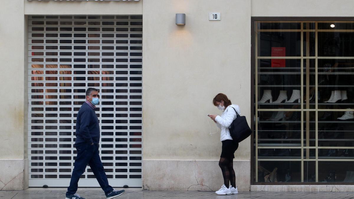 Imágenes de comercios de Málaga cerrados en el primer día de cierre de la actividad no esencial