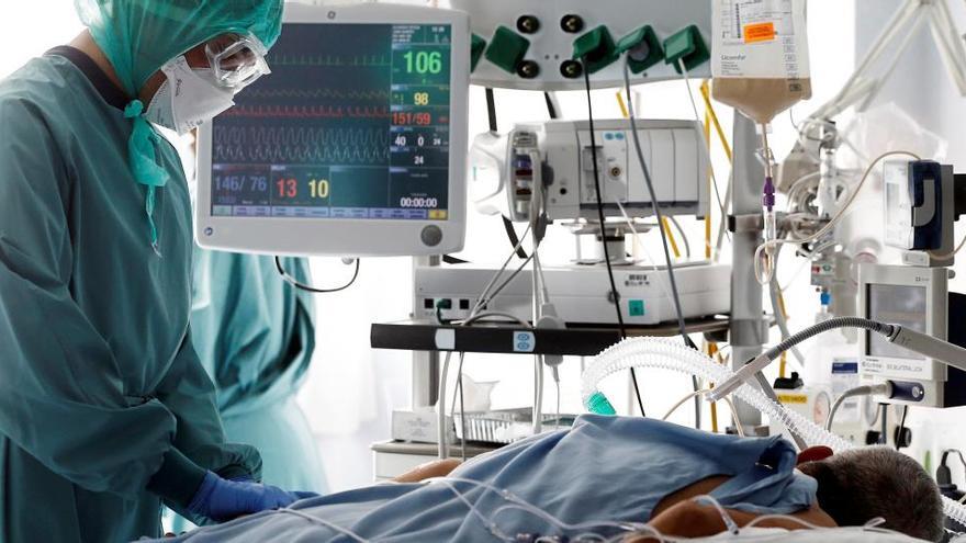 Un sanitario atiende a un paciente con coronavirus en un hospital de Navarra.