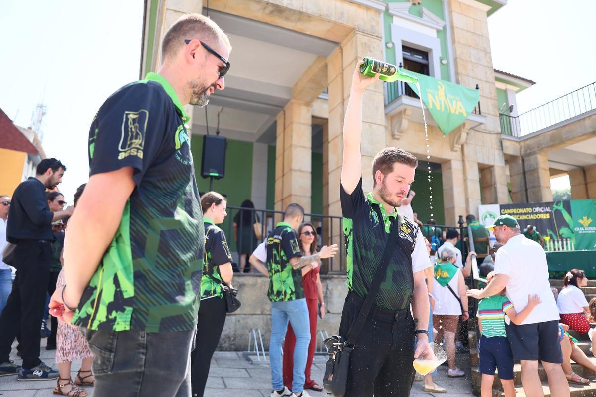 EN IMÁGENES: Los rituales y la preparación de los escanciadores en los instantes previos a concursar