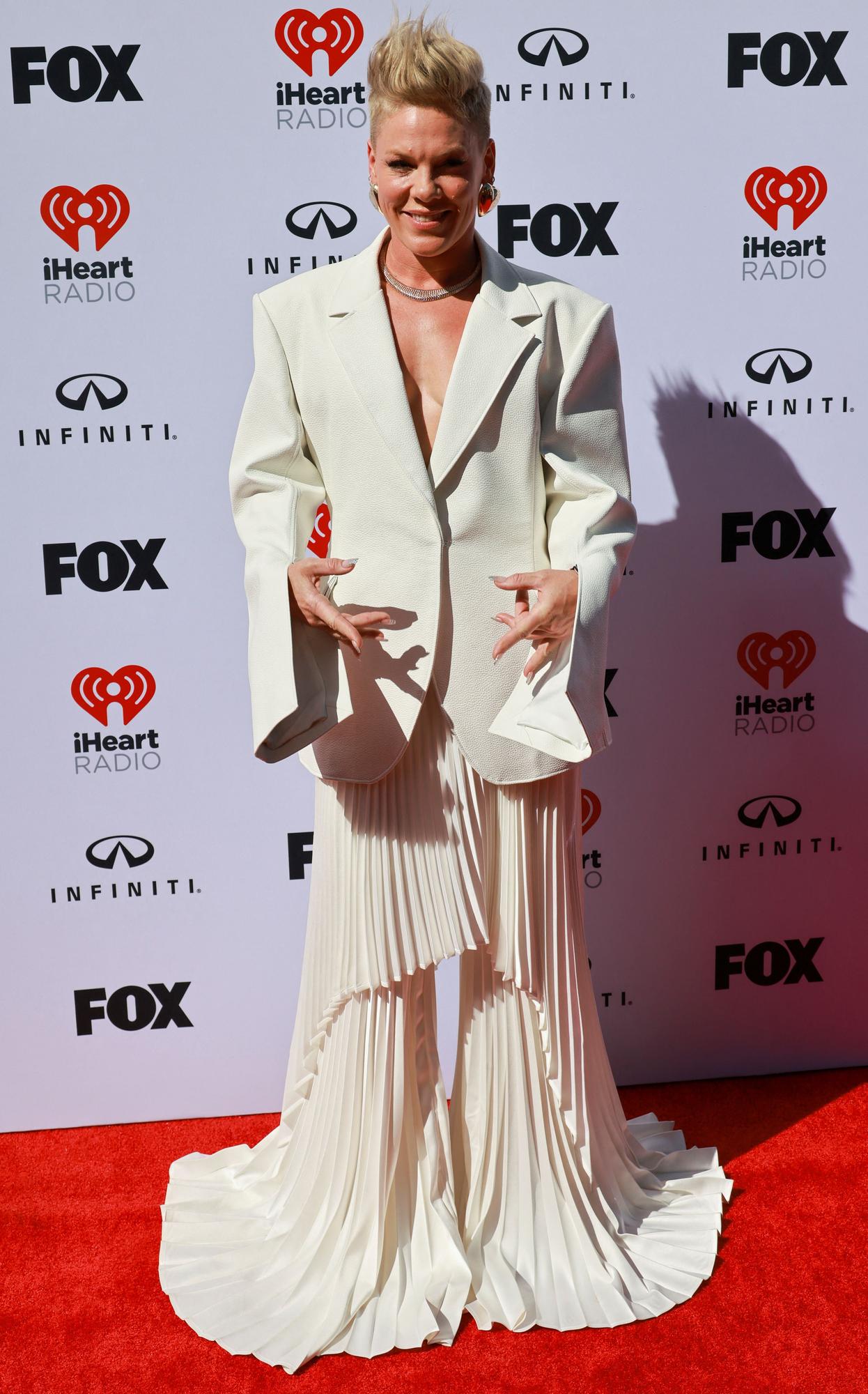 Las mejores imágenes de la alfombra de los iHeartRadio Music Awards 2023