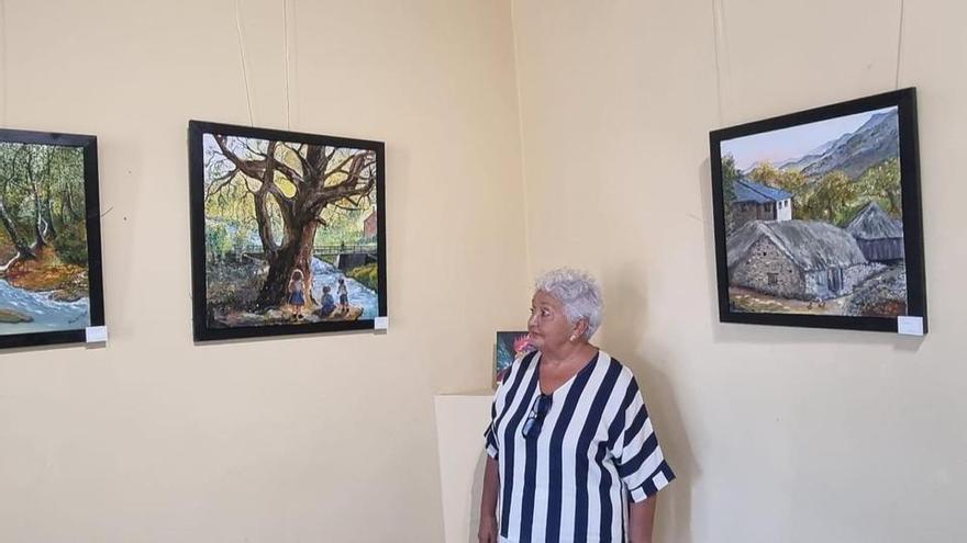 Maribel Llano expone en la casa de cultura de Cangas del Narcea una veintena de obras en las que el Suroccidente está muy presente