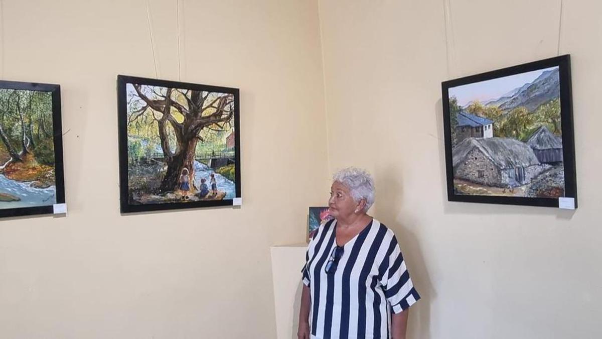 Maribel Llano junto a sus obras.