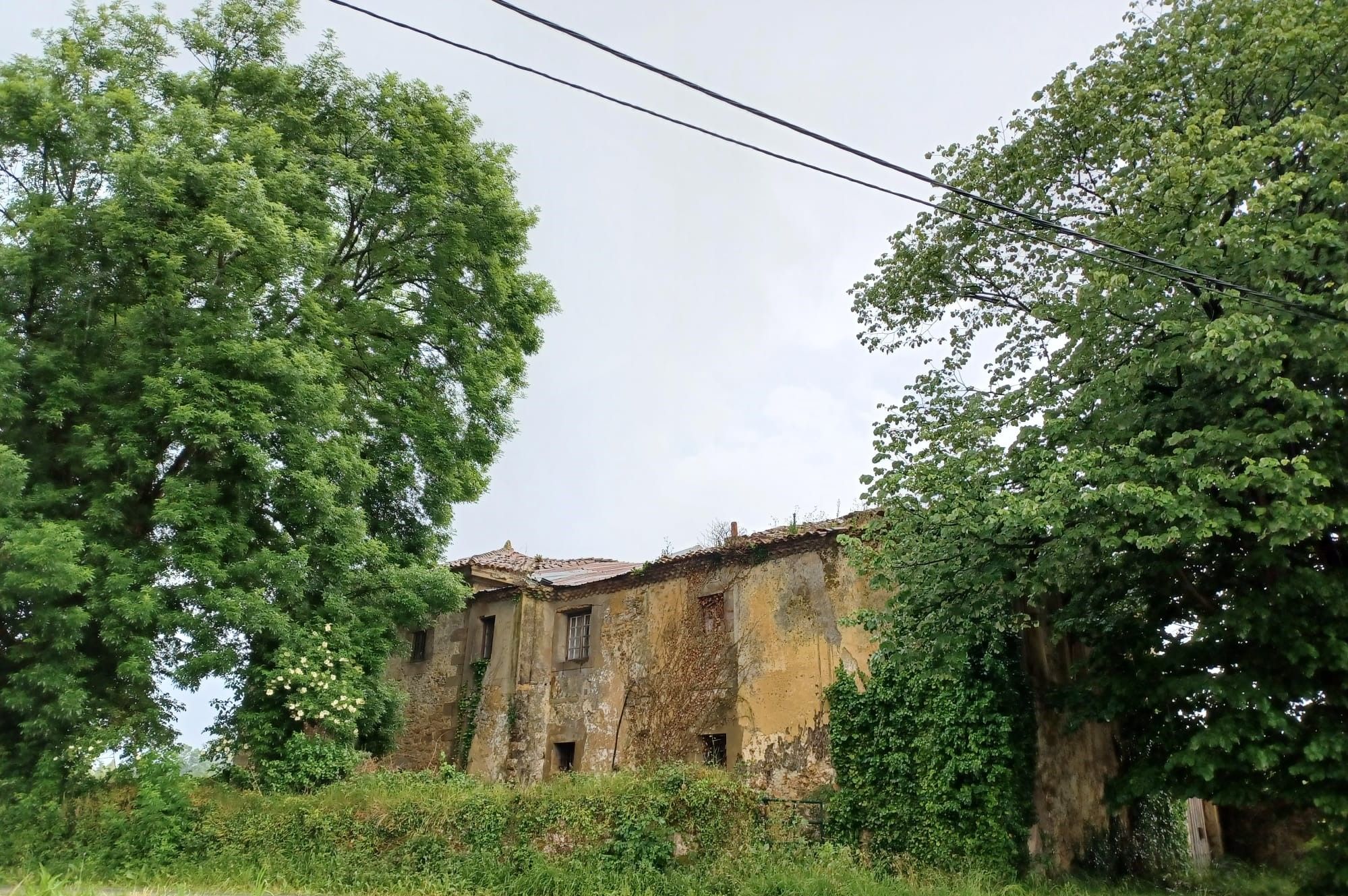 La casona de los Rodríguez de Pruvia en Llanera, el tesoro del siglo XVII oculto entre la maleza