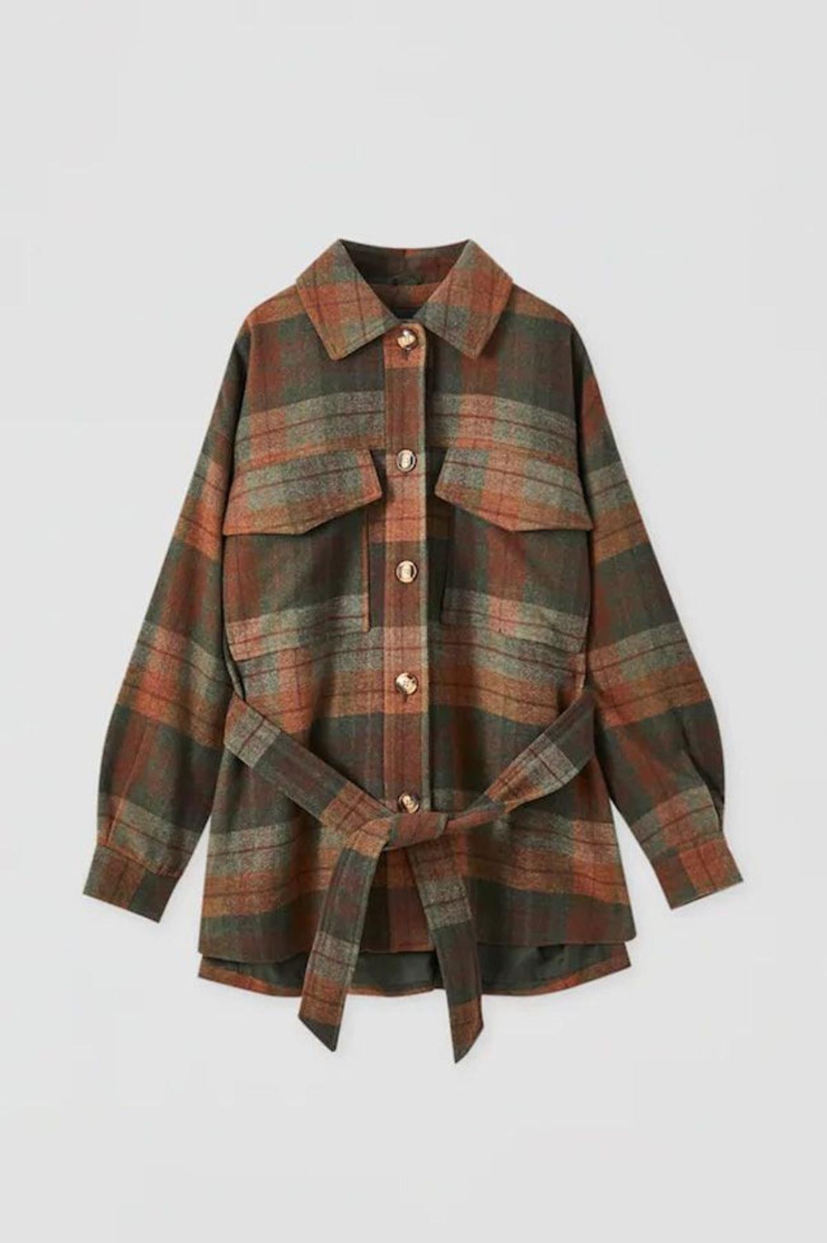 Sobrecamisa de cuadros con detalle de cinturón, de Pull & Bear