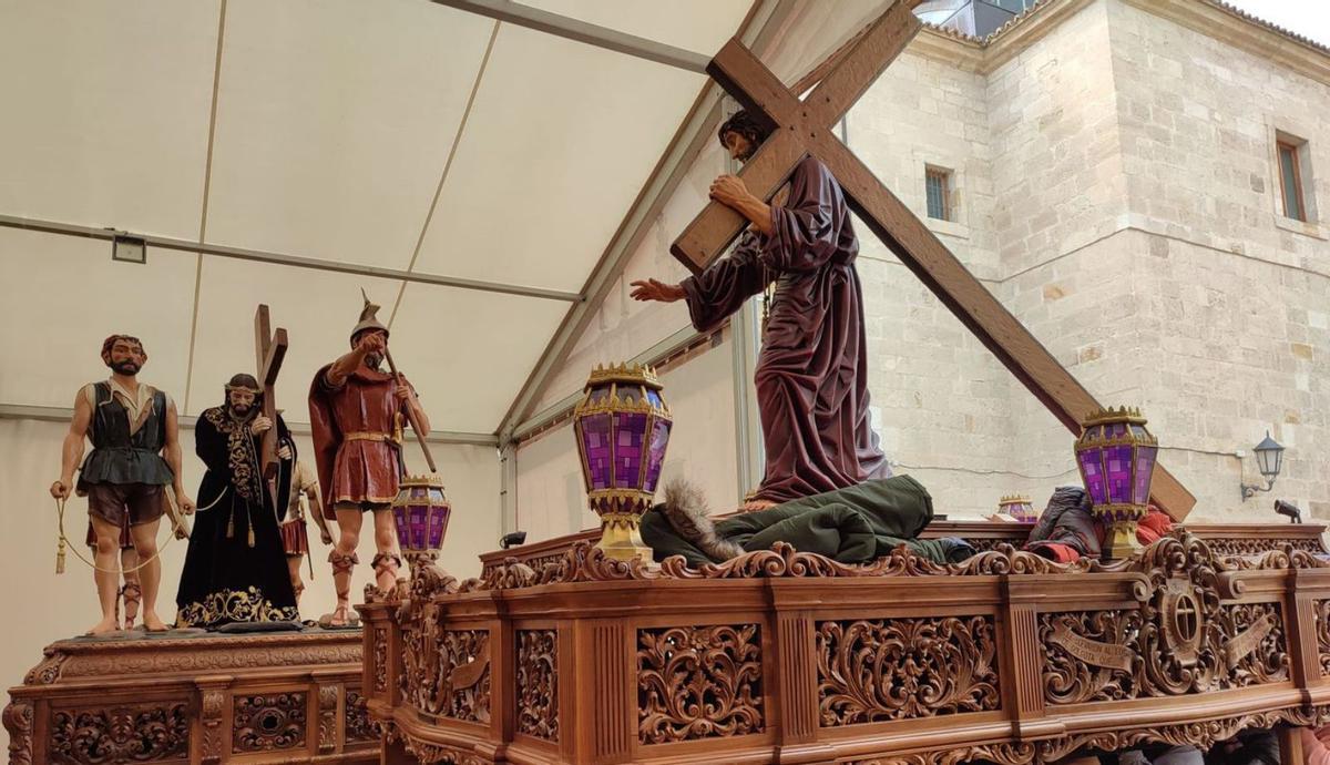 Entrada del último paso de Jesús Nazareno en la carpa. | J.L.F.