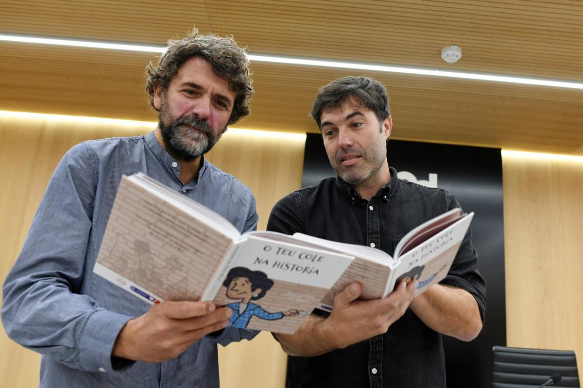 Enrique Mauricio y el fallecido Carlos Taboada (derecha), en la presentación de uno de los libros de Polo Correo do Vento.