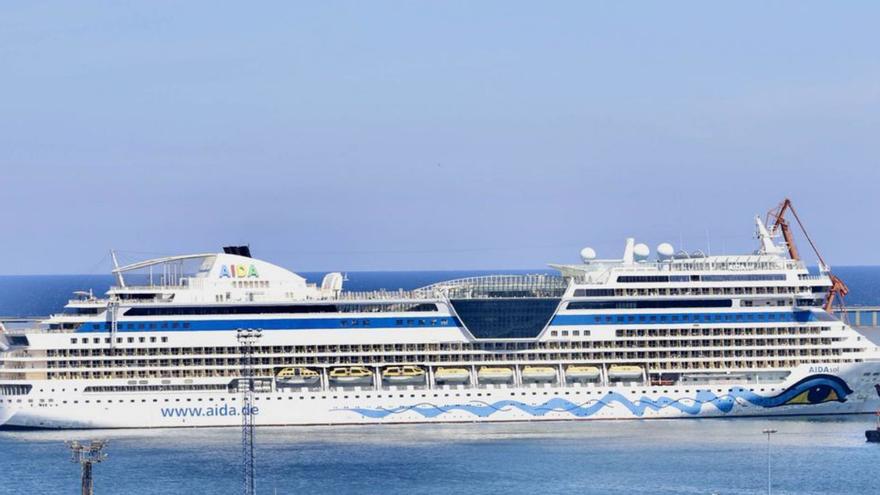 El crucero "Aida Sol" atracó ayer en el muelle Moliner. Un habitual ya en sus escalas en Gijón, el buque, de 253 metros de eslora, navega con 2.185 pasajeros, en su mayoría alemanes. | MARCOS LEÓN