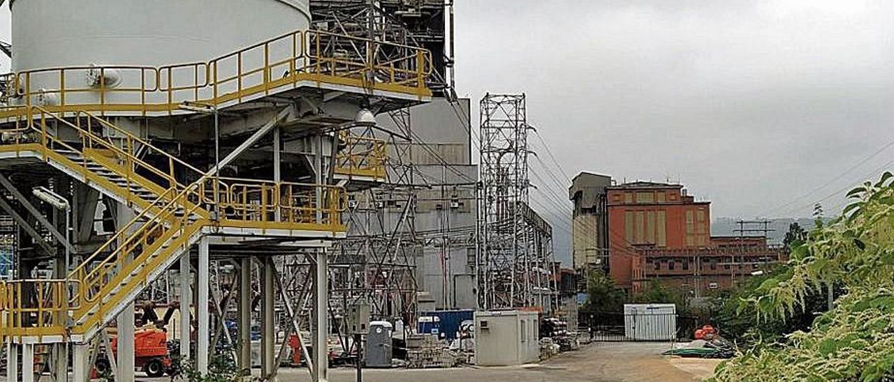 Maquinaria y casetas de obra en la térmica de Lada.