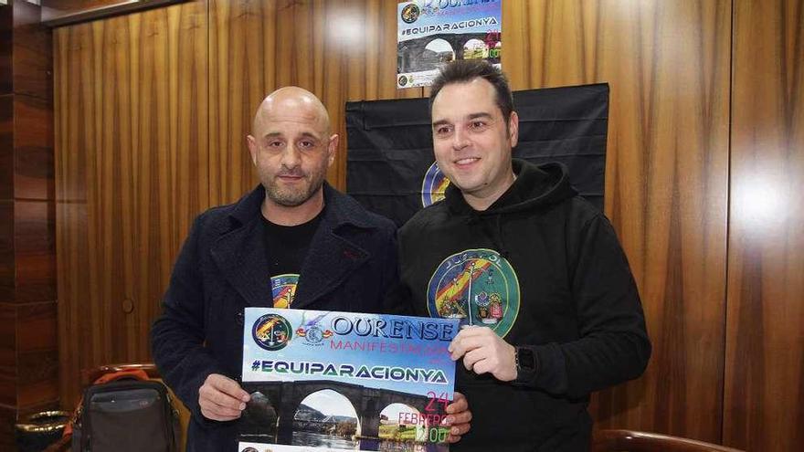 M.F y Rodrigo Hermilla, representantes de Jusapol en Ourense. // Brais Lorenzo