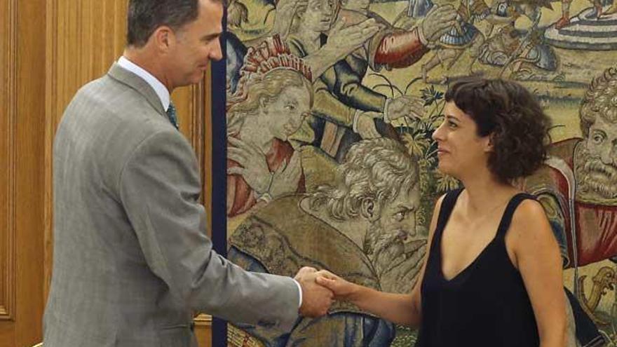 Felipe VI con Alexandra Fernández. // EFE