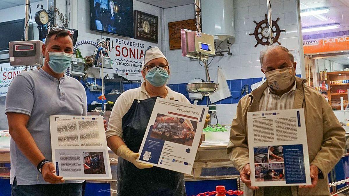 Entrega del reconocimiento del GALP Golfo Ártabro Sur, ayer, a la pescadera Sonia Amor, en Elviña.