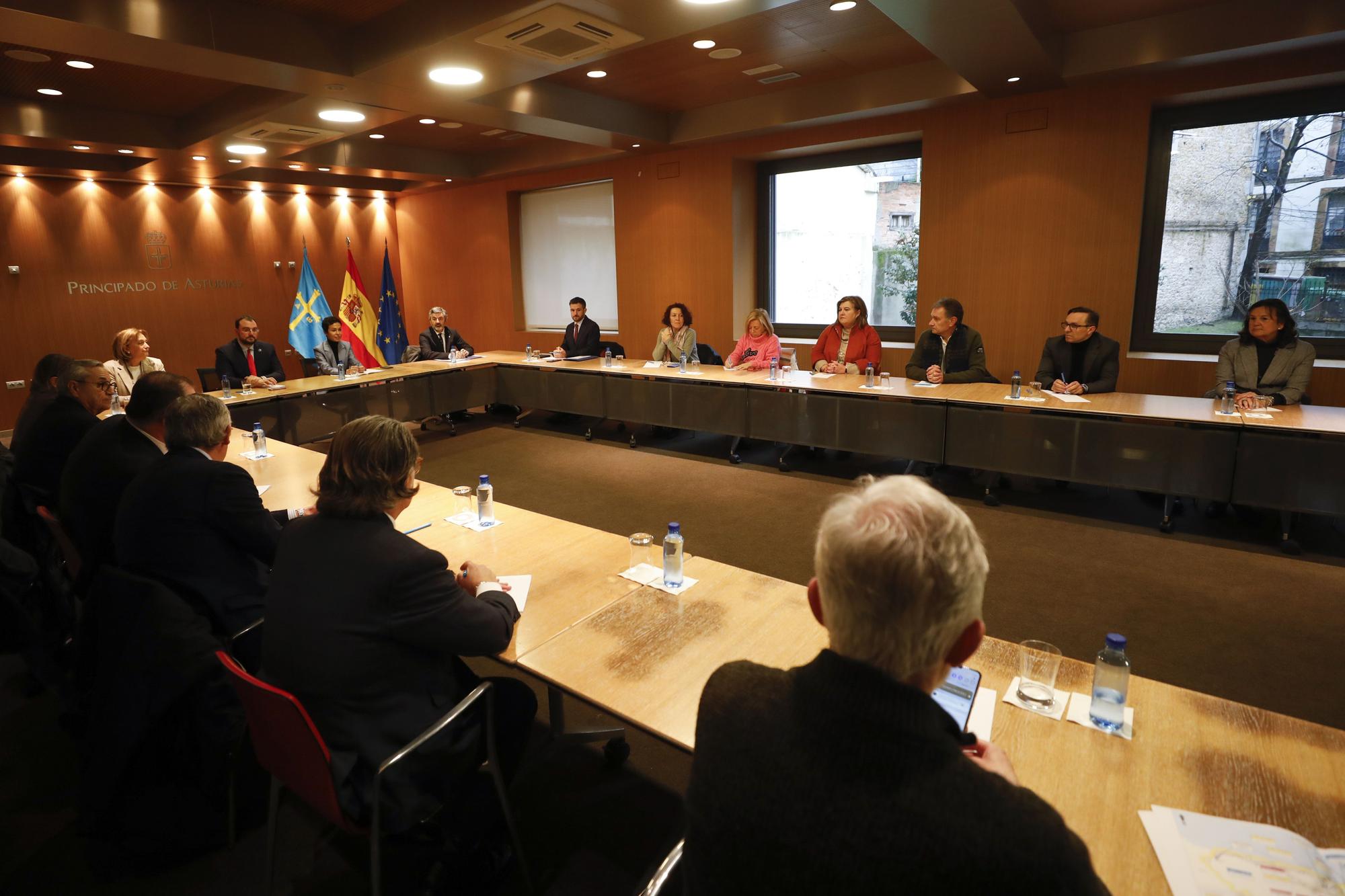 La secretaria de Estado de Transportes, Isabel Pardo de Vera, se reúne con los agentes sociales en Asturias