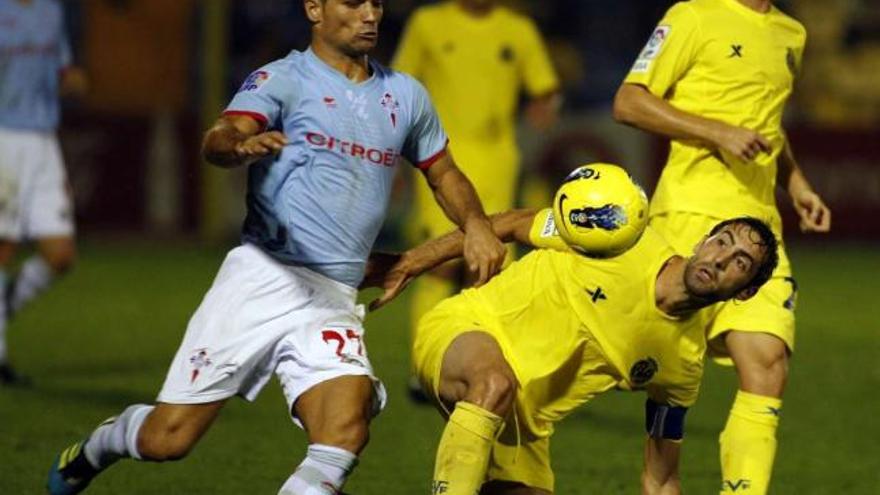 De Lucas lucha por el balón con un jugador del Villarreal B, que cae al suelo, en el partido de ayer en la Ciudad Deportivo del Villarreal. / lof