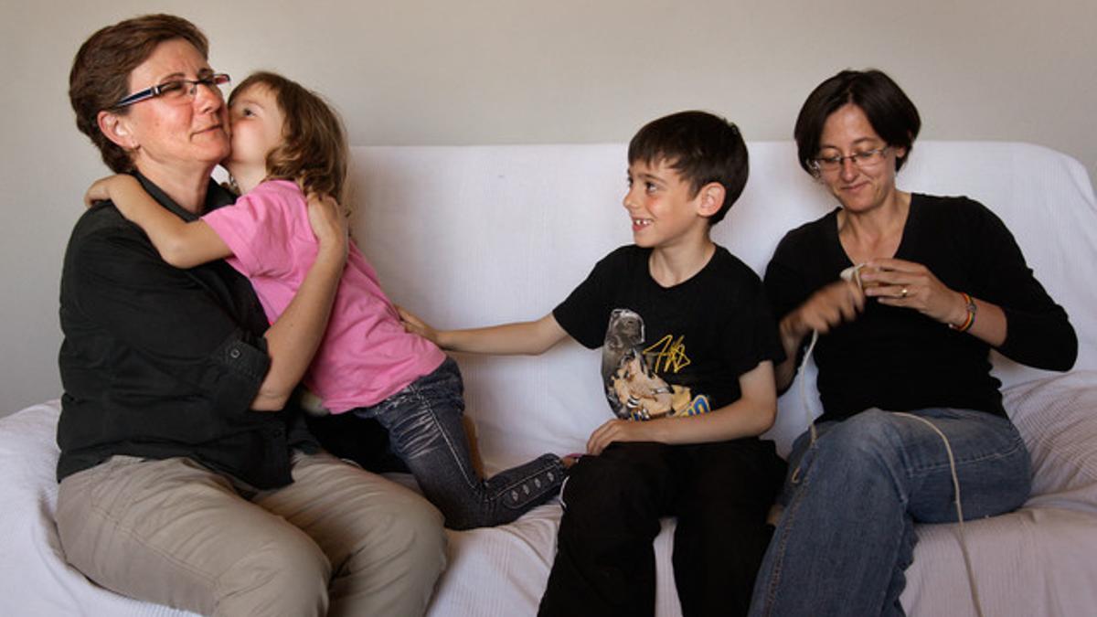 Loli González, Maite Lamiel y sus hijos en común David y Judit.
