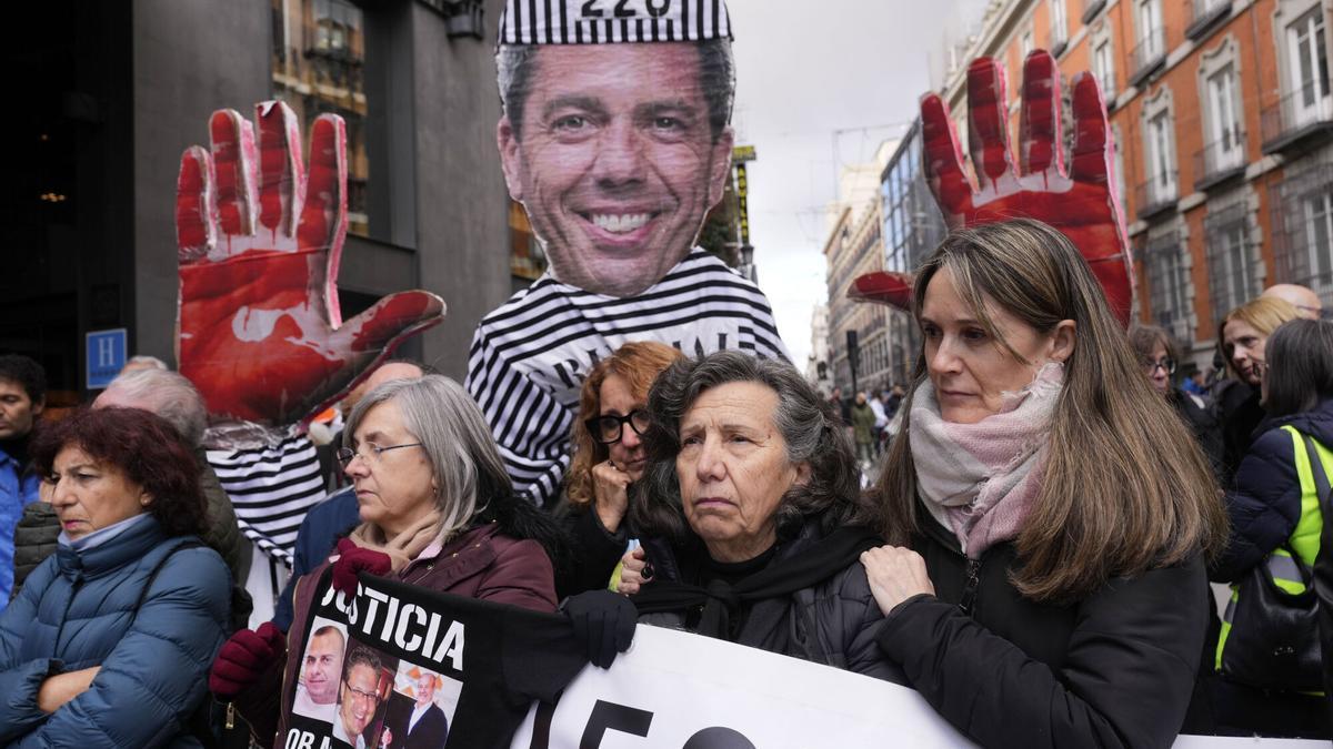 Rosa Álvarez y Dolores Ruiz, en la protesta frente al Congreso este lunes.
