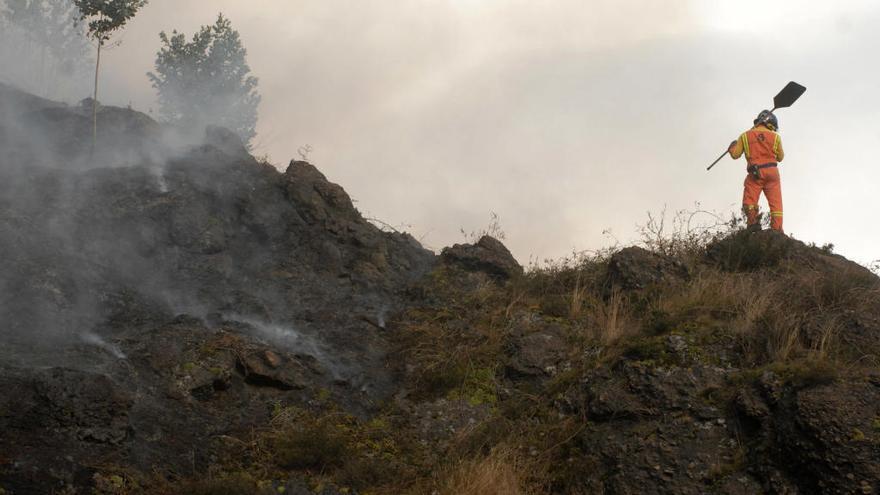 Un incendio forestal en Mieres.