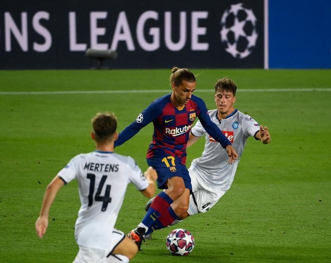 El delantero del Barcelona Antoine Griezmann (C) lucha por el balón con Diego Demme (D) y Dries Mertens (I) durante el partido de octavos de final de la Liga de Campeones entre el FC Barcelona y el Nápoles en el Camp Nou de Barcelona.