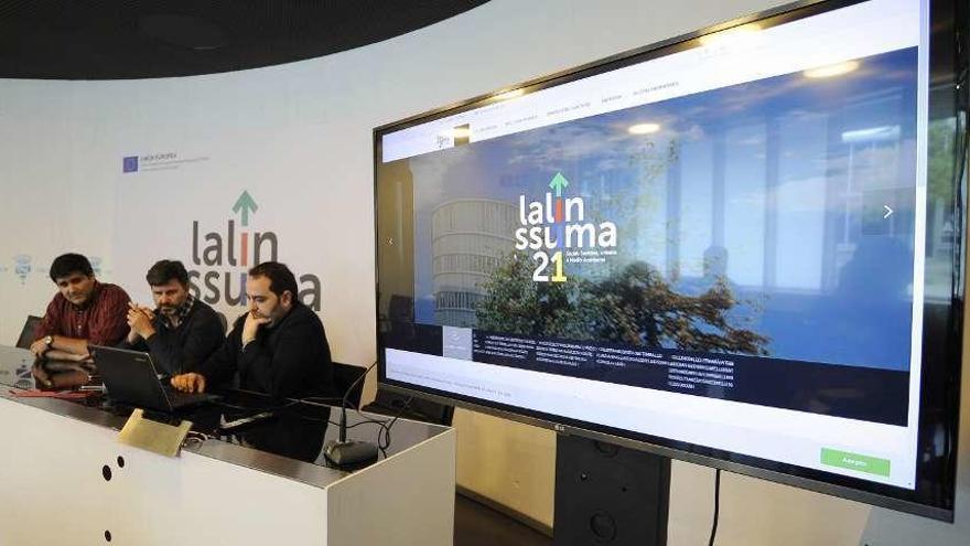 Vilariño, Casares y González, ayer, durante la presentación de la nueva página web. // Bernabé/Javier Lalín