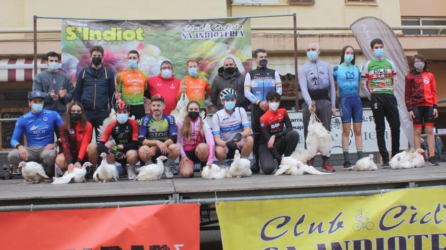 El ciclista profesional Xavi Cañellas se lleva el pavo en sa Indioteria