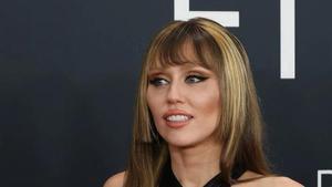 La cantante y compositora estadounidense Miley Cyrus se ha eliminado del nombre el apellido de su padre.