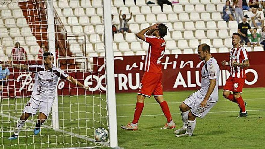 Un autogol castiga la poca ambició del Girona