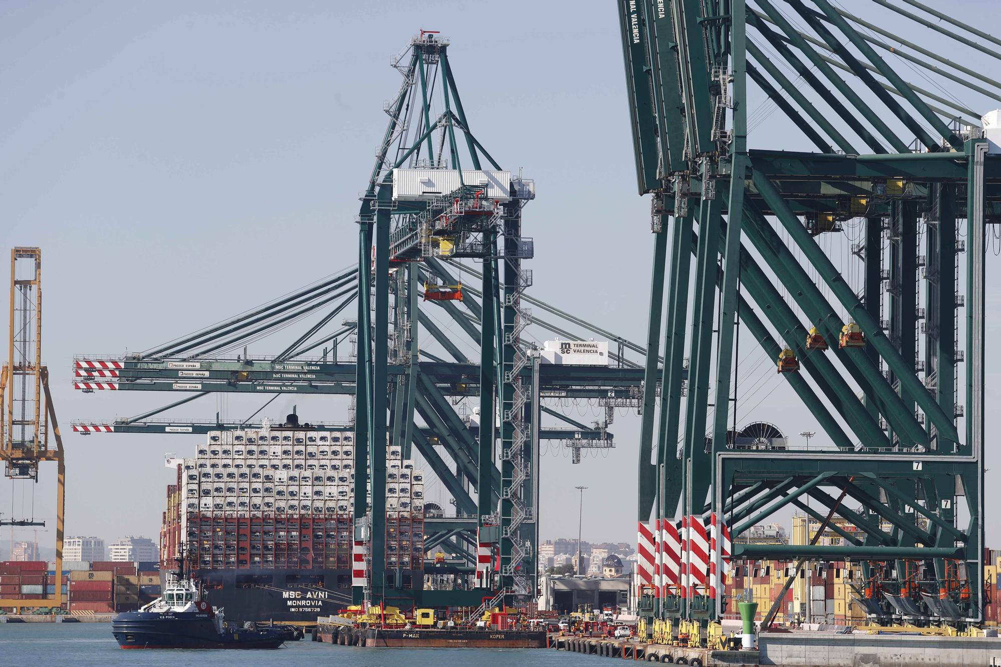 Espectacular traslado por mar de una nueva grúa en el Puerto de València