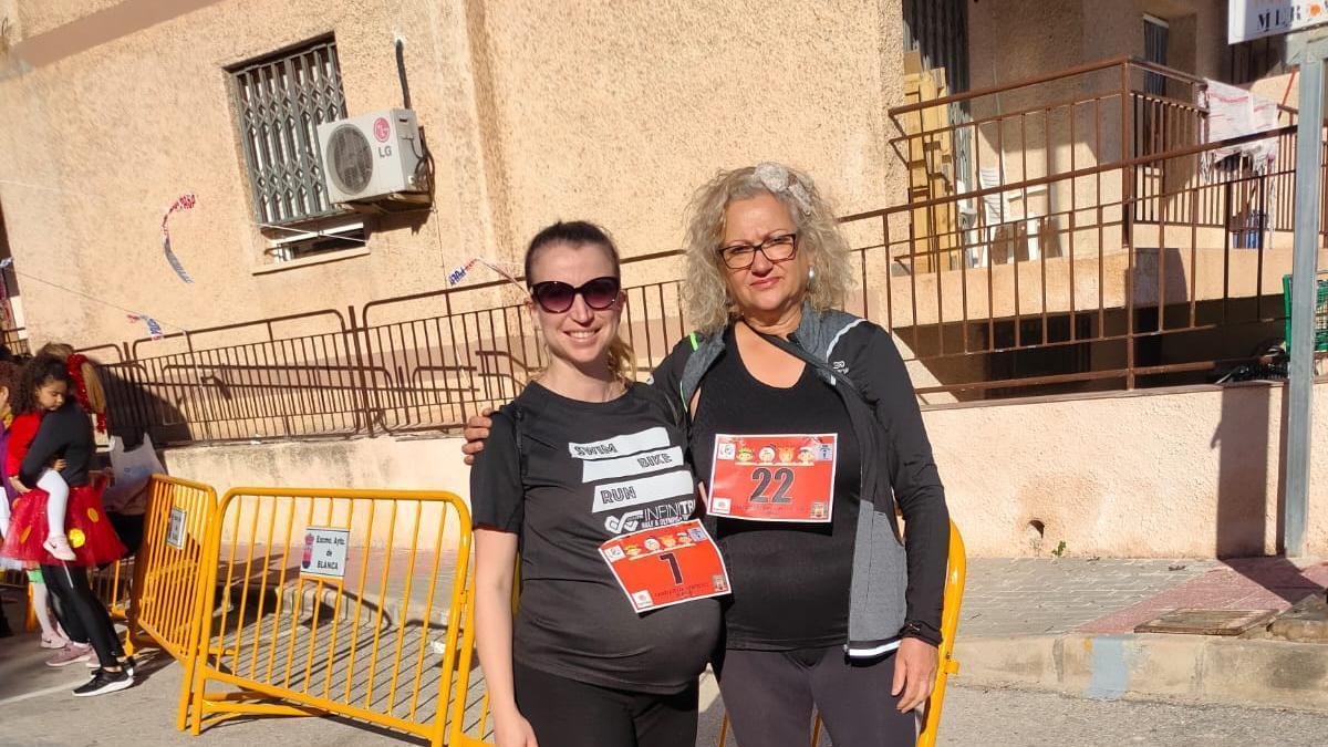 Cristina Mayol y su madre, en la San Silvestre de Blanca