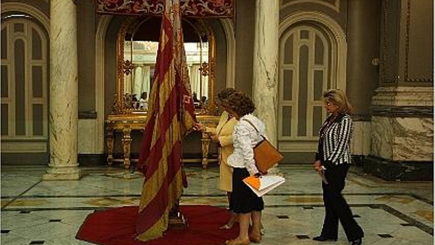 Rita Barberá toca la &quot;Senyera&quot; de la procesión cívica tras la rehabilitación de 2009.