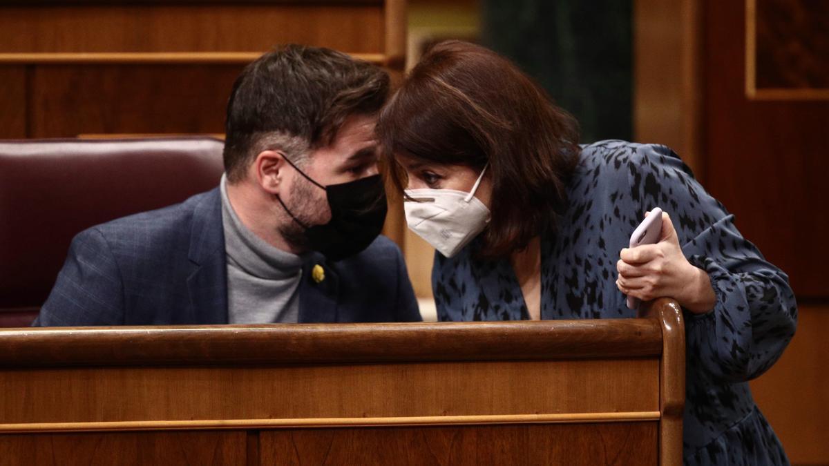 El portavoz de Esquerra Republicana en el Congreso, Gabriel Rufián, conversa con la portavoz parlamentaria del PSOE, Adriana Lastra, durante el pleno del Congreso de los Diputados del pasado 28 de enero de 2021.