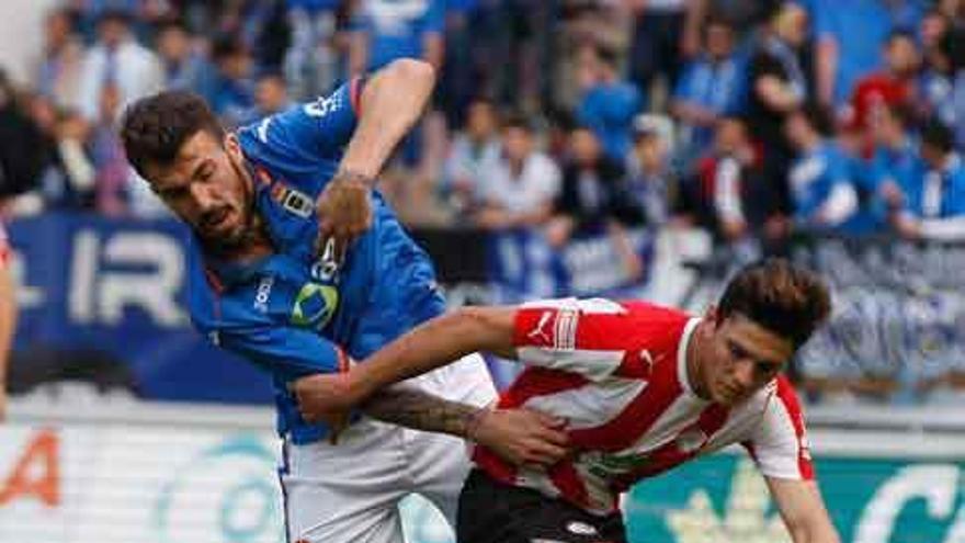 Cristian disputa el balón a un jugador del Oviedo.