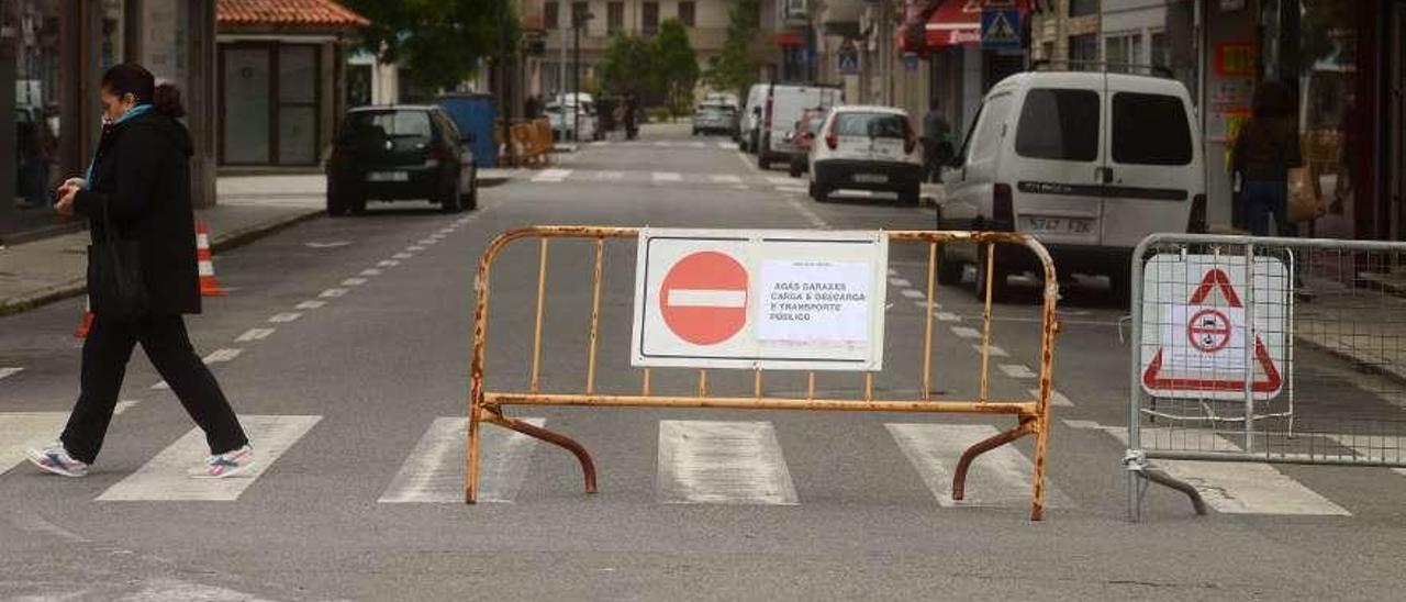 La calle Arzobispo Lago permanece desde ayer cerrada al tráfico. // Noé Parga