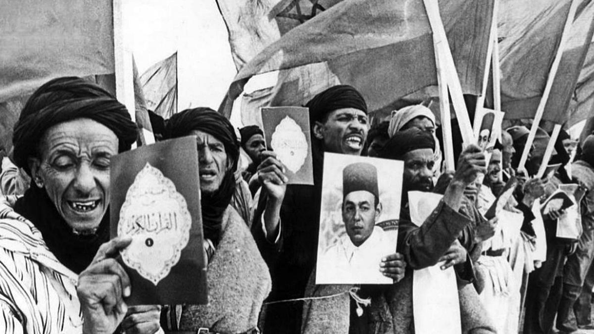 Participantes de la Marcha Verde dirigiéndose hacia el Sáhara Occidental español en 1975 con el Corán en la mano.