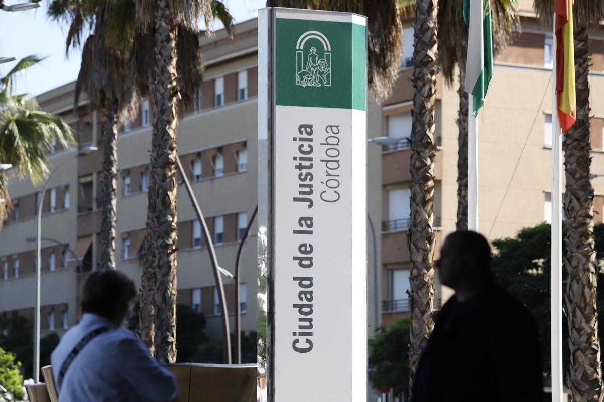 Un cartel anuncia el acceso a la Ciudad de la Justicia de Córdoba.