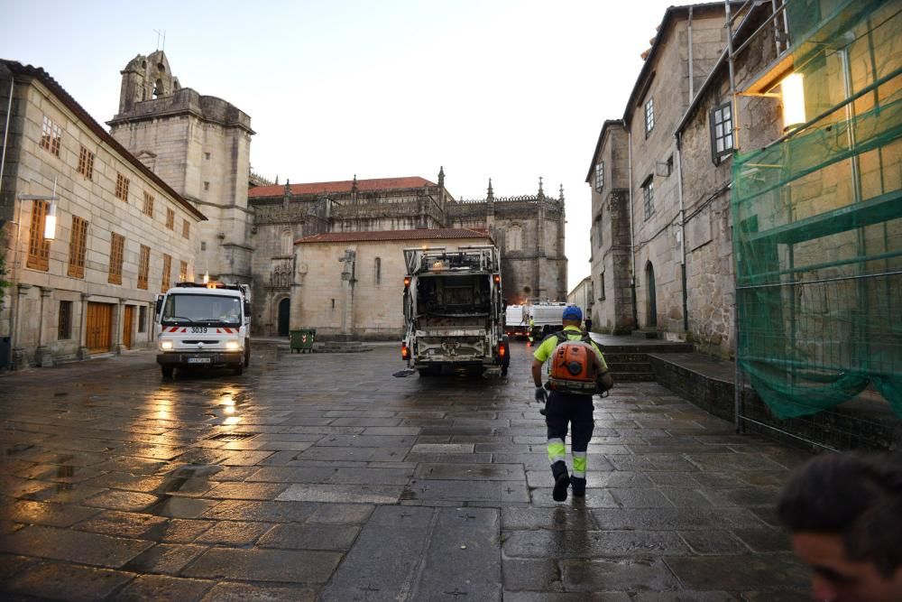 El primer día de peñas deja toneladas de basura en las calles