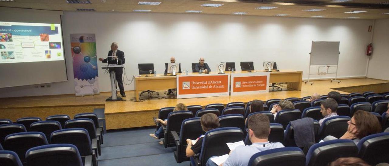 Inicio del encuentro con altos directivos interesados en investigación sobre nuevos colores en la UA.