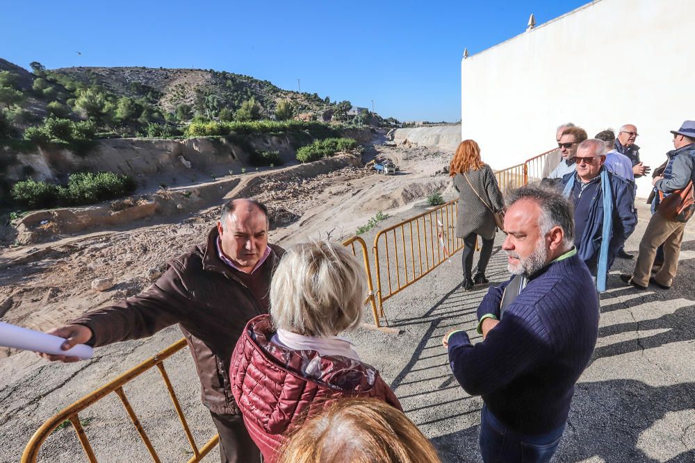 Visita a las zonas más afectadas por la DANA de septiembre en la Vega Baja por parte de expertos que diseñarán las defensas de la comarca frente a futuras a avenidas