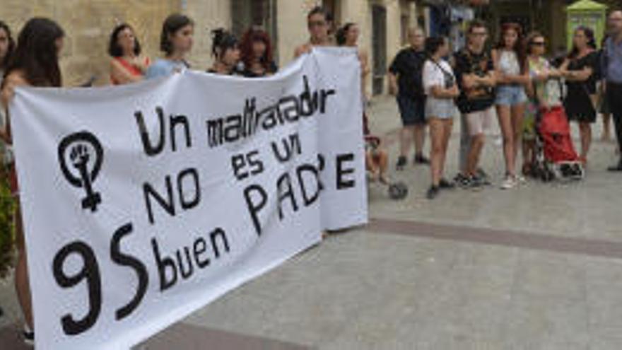 Elche muestra su apoyo a Juana Rivas en una tímida manifestación