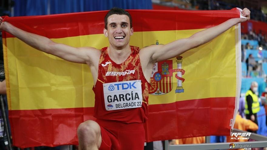 Mariano García con la bandera de España tras proclamarse campeón del mundo de pista cubierta