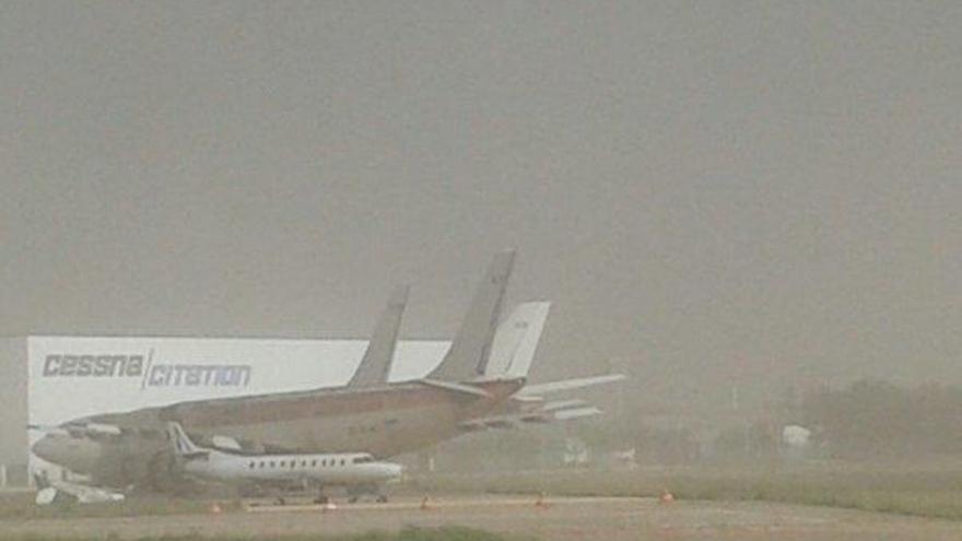 La nube de polvo en el aeropuerto de Manises. 
Foto: @sisopuerto