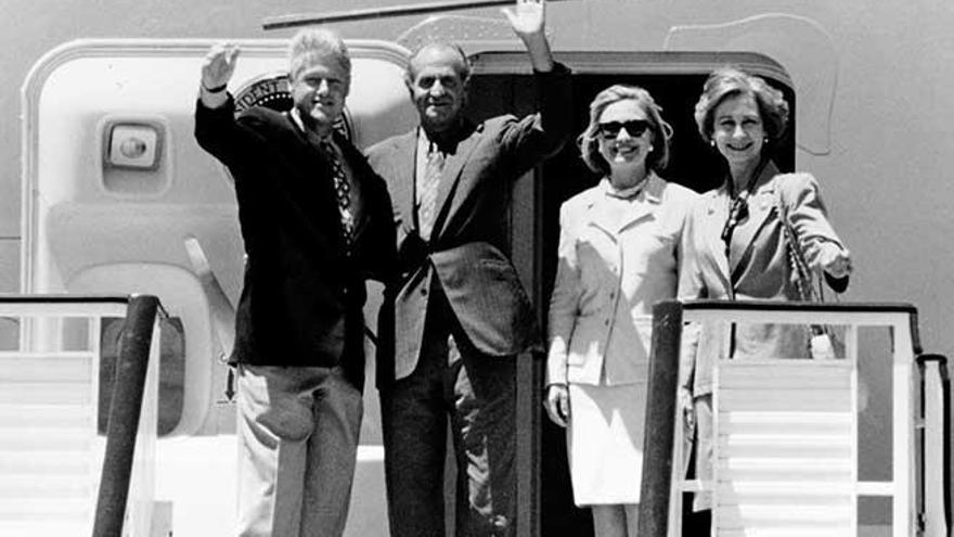 Una de las imágenes de la visita de Bill y Hillary Clinton a Mallorca en julio de 1997. Don Juan Carlos y doña Sofía acompañan al matrimonio a las puertas del Air Force One, desde donde saludan a los periodistas.