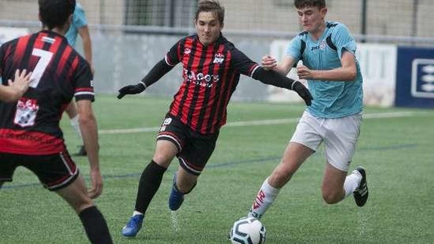 Juan pugna por un balón, ayer, en presencia de Eloy. // Bernabé/A. A.