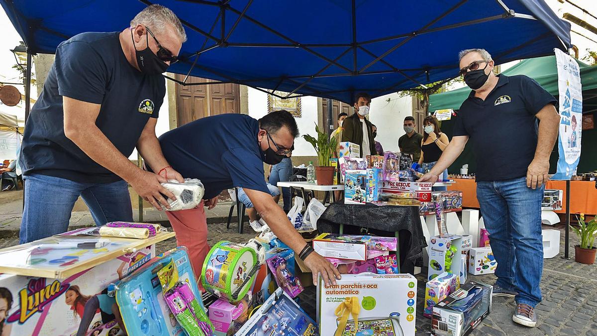 La directiva del Club de Camping y Caravaning de Gran Canaria en un momento de la recogida de juguetes y alimentos en la plaza del Pino.