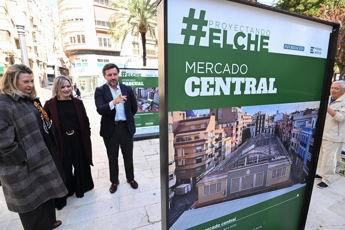 El alcalde de Elche, Pablo Ruz, durante la visita, fue explicando algunos de los proyectos recogidos en la muestra.