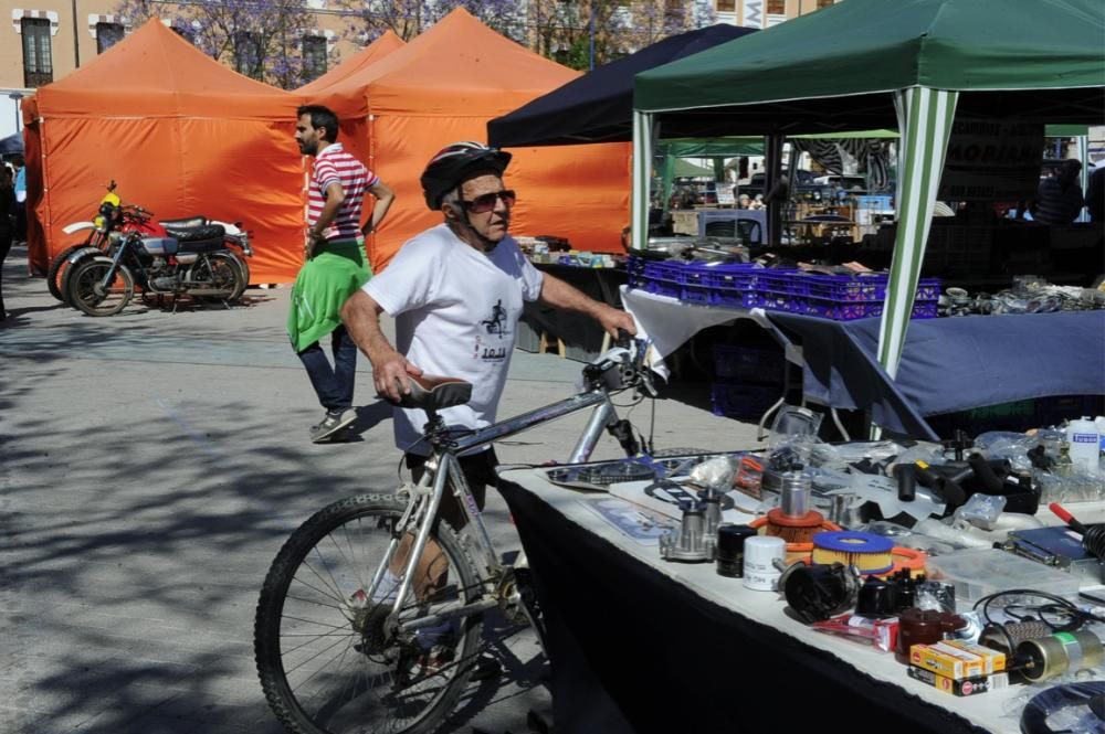 Lo coches antiguos conquistan  el Cuartel de Artillería