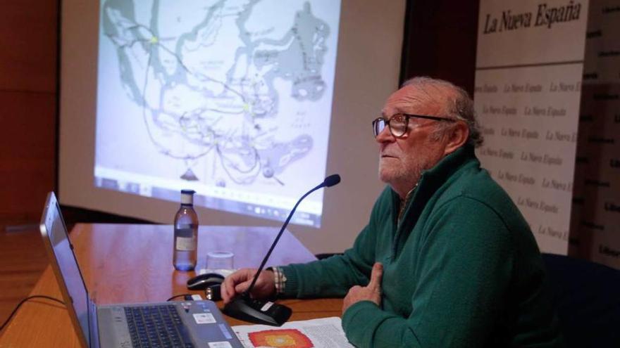 Jorge Fresno, ayer, durante la proyección comentada de sus fotografías.